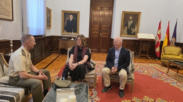 La presidenta de la Diputación recibe al nuevo comandante militar de Valladolid y Palencia