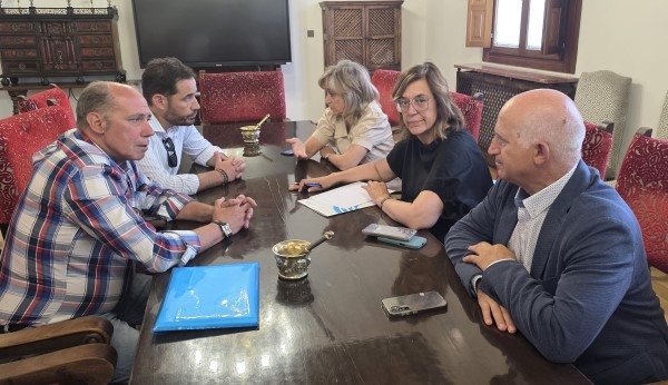 La Diputación se reúne con el Ayuntamiento de Antigüedad y estudiará su colaboración para vallar el recinto expositivo de la Aviación