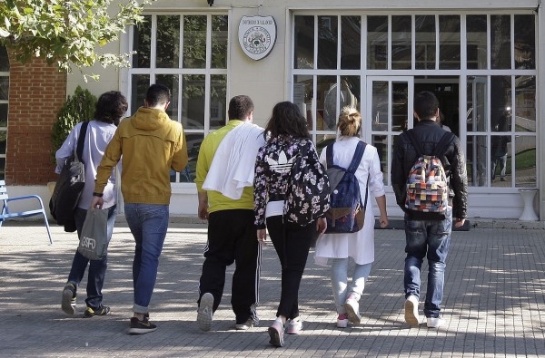 La Diputación destina 100.000 euros para ayudar a jóvenes estudiantes del medio rural a aminorar los gastos de transporte y residencia