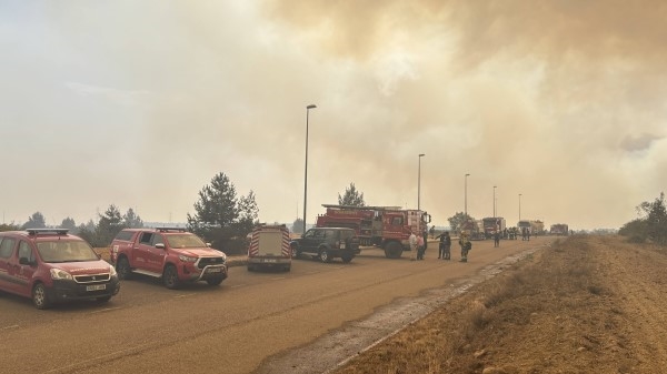 La Diputación ha movilizado a más de 70 bomberos y desplegado cerca de 30 medios materiales para ayudar a la extinción de los cuatro grandes incendios