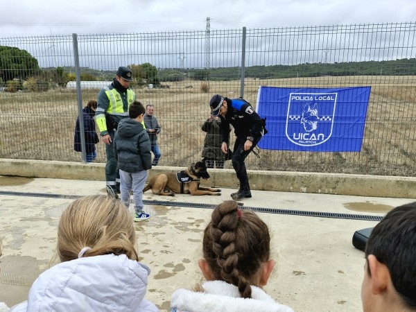 La UICAN de la Policía Local de Palencia se exhibe por primera vez en un centro educativo de la provincia