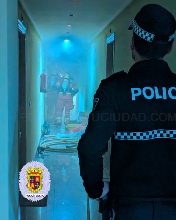 La Policía Local colabora en la extinción de un incendio en una vivienda