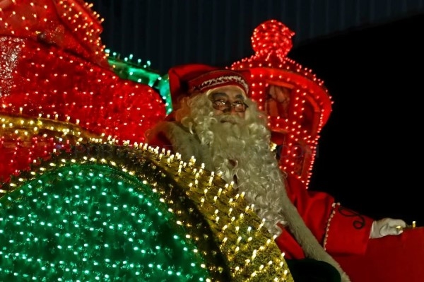 Palencia vivió una multitudinaria y mágica llegada de Papá Noel por las calles de la ciudad