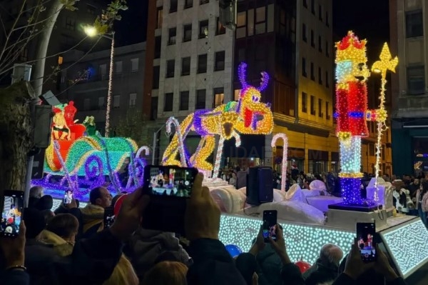 Palencia vivió una multitudinaria y mágica llegada de Papá Noel por las calles de la ciudad