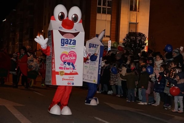 Palencia vivió una multitudinaria y mágica llegada de Papá Noel por las calles de la ciudad