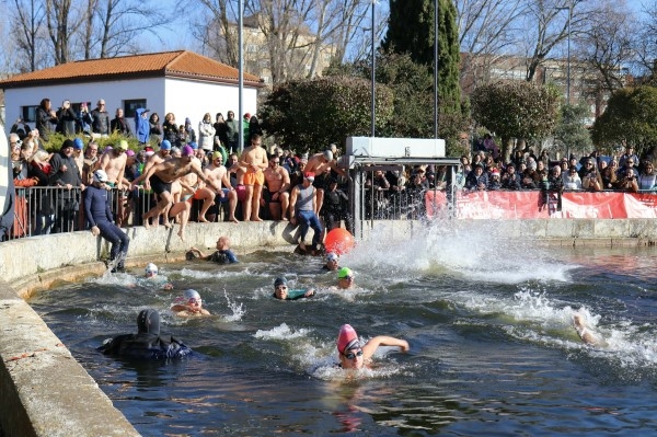 Una treintena de valientes desafían a las frías aguas de la Dársena del Canal en el Chapuzón Solidario Navideño