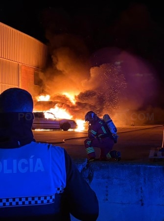 Una empresa y seis vehículos, afectados por un incendio