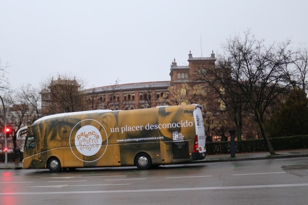 El sello ‘Palencia Gastronómica’ y el Eclipse Total Solar se pasean por Madrid en autobús