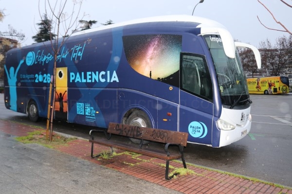 El sello ‘Palencia Gastronómica’ y el Eclipse Total Solar se pasean por Madrid en autobús