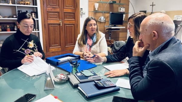 La Diputación recibe a la alcaldesa de Manquillos para repasar asuntos de interés municipal