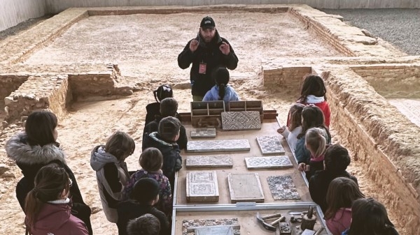 La Diputación de Palencia reanuda en la villa romana La Olmeda las visitas didácticas con talleres de mosaico para alumnos de Educación Primaria