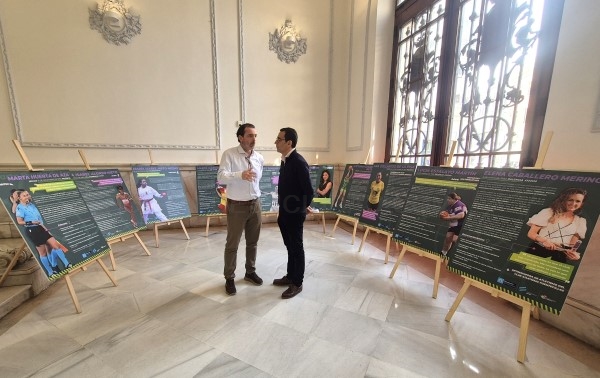 Diez mujeres deportistas representadas en la exposición "Mujer y Deporte. Cambiando las reglas" en el vestíbulo de la Diputación