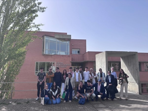 Alumnos del IES Jorge Manrique junto a miembros de la Junta Directiva de la AECC de Palencia visitan el CIC de Salamanca.