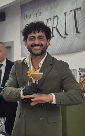 Jonathan Mendez Tapioles se proclama ganador del XLII Concurso de Coctelería de Castilla y León celebrado en Palencia