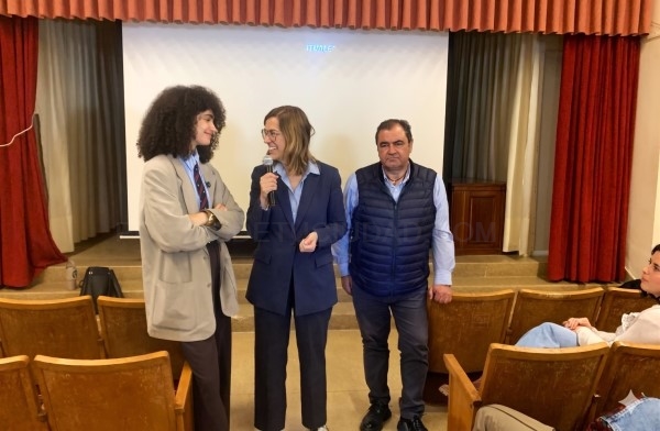 Encuentro de los alumnos del IES “Condes de Saldaña” con la embajadora por el clima de la ONU, Clara Tomé