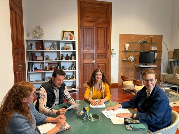 La presidenta de la Diputación informa a la alcaldesa de Villodre de las ayudas para mejorar el alumbrado público y los caminos rurales