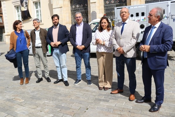 El Ayuntamiento de Palencia recibe de la Junta dos puntos limpios móviles con un camión eléctrico para su transporte y dos puntos de recarga