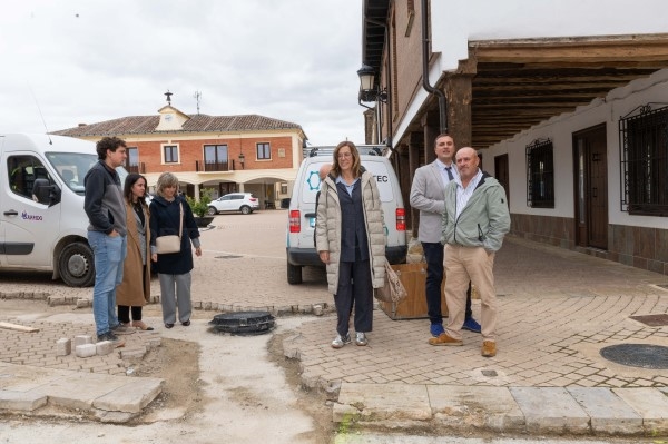 La presidenta de la Diputación visita las obras de adecuación de la plaza anexa a plaza Mayor de Sotobañado y Priorato, que financia con 43.800 euros