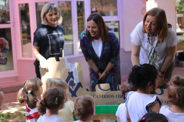 Las alumnas y alumnos de la Escuela Infantil Miguel de Unamuno reviven la histórica valentía de las mujeres palentinas en la Batalla de Lancaster