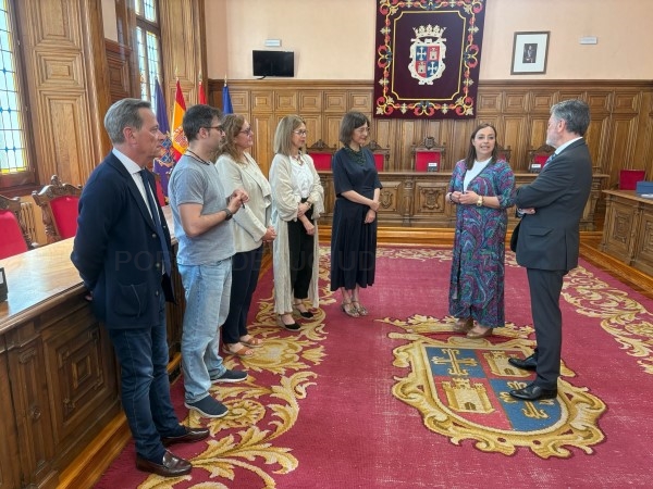 La alcaldesa de Palencia recibe al presidente de las Cortes de Castilla y León en una visita institucional al Ayuntamiento