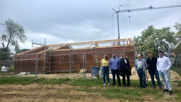 La presidenta de la Diputación visita las obras del nuevo teleclub de Revenga, financiadas con más de 72.500 euros de la institución provincial
