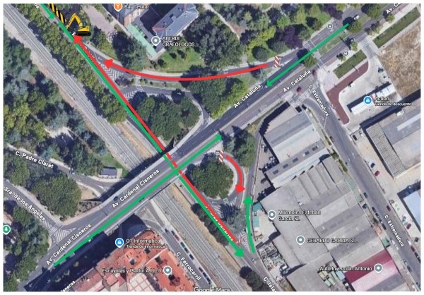 Corte de tráfico en la avenida Reyes Católicos por la construcción de la red de calor