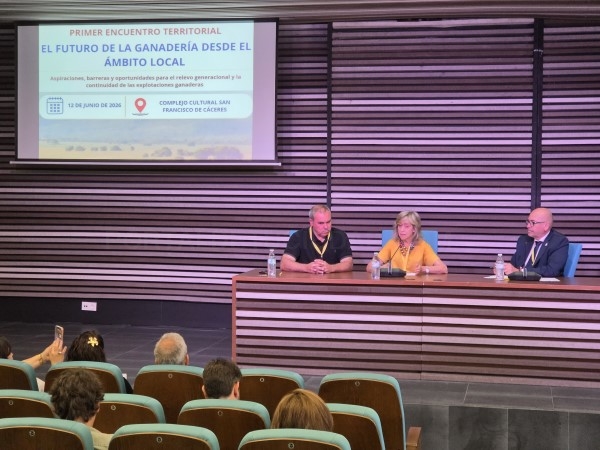 La vicepresienta de la Diputación defiende en Cáceres una estrategia integral para fijar población y fortalecer el sector ganadero en el medio rural