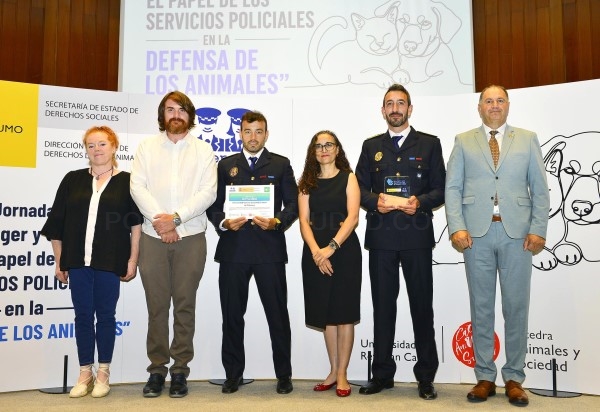 La Policía Local de Palencia recoge la placa de mérito a la Protección Animal