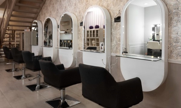 La importancia de elegir el mobiliario en un salón de belleza: el papel central de las sillas