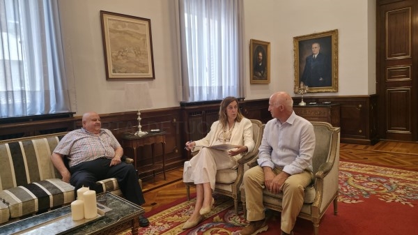 Ángeles Armisén reafirma el compromiso de la Diputación con el desarrollo de Meneses de Campos