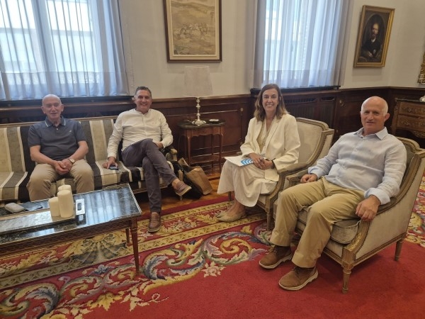 Ángeles Armisén se reune con Roberto Román, presidente de la Junta Vecinal de Fuente Andrino
