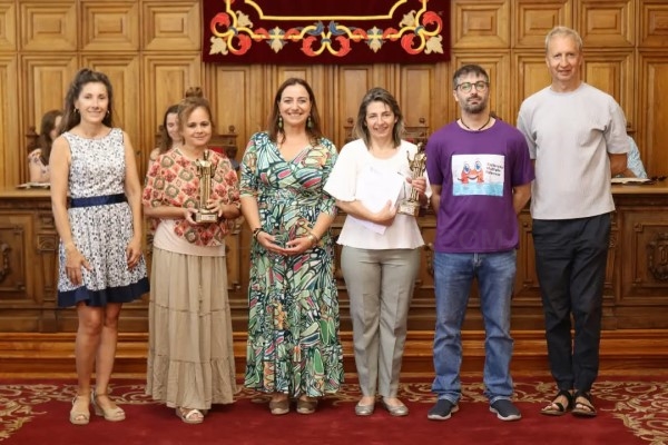 La alcaldesa de Palencia recibe en el Ayuntamiento a 25 jóvenes de América participantes en los programas de la Junta para fortalecer los vínculos con