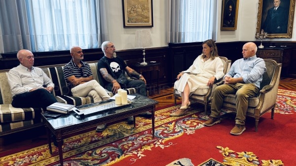 Reunión institucional en la Diputación con la junta vecinal de Quintanilla de la Cueza para estudiar temas municipales