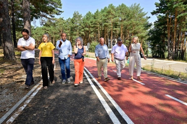 La Diputación de Palencia formaliza la apertura del carril bici al embalse de Aguilar de Campoo tras invertir un millón de euros