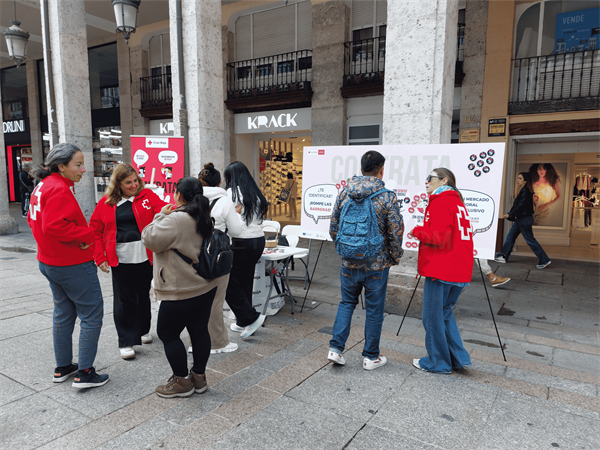 Cruz Roja sale a la calle en Palencia con la campaña ‘Contrata Sin’ para promover un mercado laboral libre de prejuicios