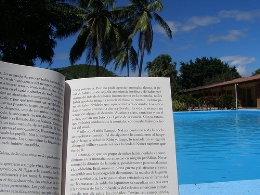 Préstamo especial de libros en la piscina