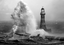 Exposición fotográfica "Luz de mar, imágenes a la luz de los faros" de Raúl Serrano y Luis Vázquez