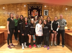 Las Junior de Baloncesto Torrelodones celebran en el ayuntamiento su séptima plaza en el campeonato de España