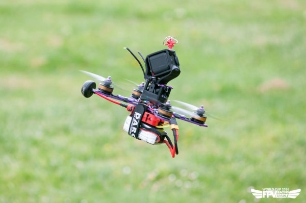 La emoción de los drones de carreras llega a El Escorial