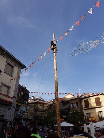 Fiesta popular en Cercedilla con caminata, caldereta y concursos de corta de troncos, cucaña y soga-tira