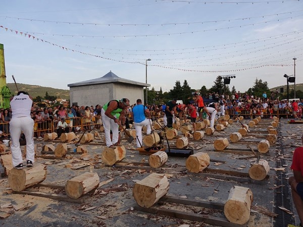 Fiesta popular en Cercedilla con caminata, caldereta y concursos de corta de troncos, cucaña y soga-tira