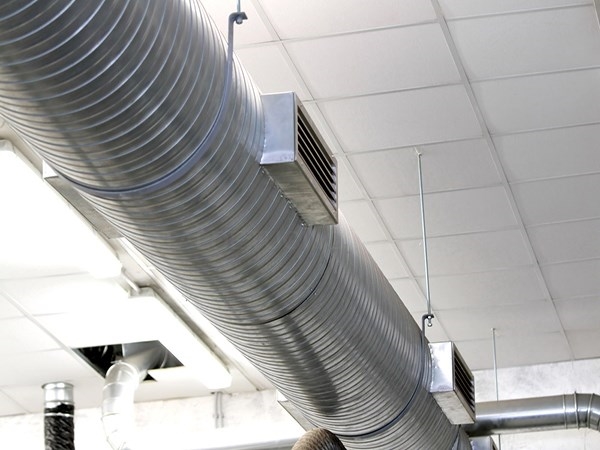La importancia de la calidad del aire en espacios interiores y mantener los conductos de sistemas de climatización en perfecto estado