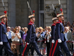 Relevo solemne de la Guardia Real