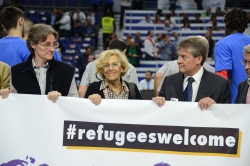 MANUELA CARMENA, SAQUE DE HONOR POR LOS REFUGIADOS.