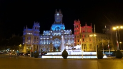 La fachada del Ayuntamiento de Madrid se ilumina con los colores de la bandera francesa