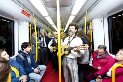 Metro homenajea a Cervantes llevando el teatro a trenes y estaciones