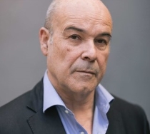 Dimiten Antonio Resines y Edmon Roch, presidente y vicepresidente de la Academia de Cine