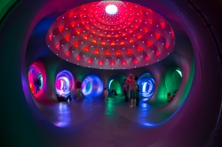 “Katena”, una gran escultura visitable hecha de color, geometría y luz