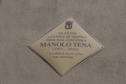 El Ayuntamiento recuerda a Manolo Tena con una placa en Lavapiés