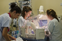 Un programa pionero del Marañón enseña a los padres a cuidar a los grandes prematuros